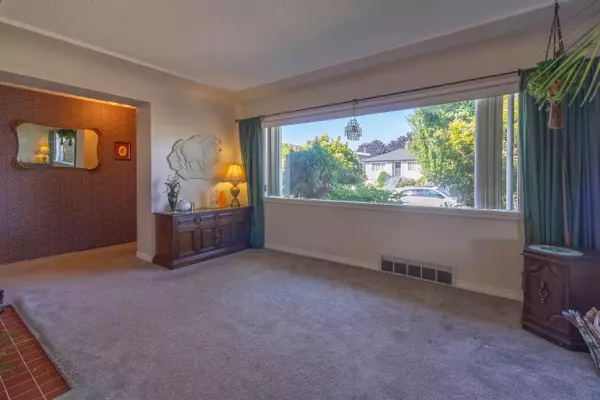 Burnaby, BC V5C 3C5,4342 Parker ST