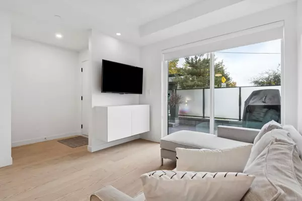 650 E 2nd ST #112 North Vancouver, BC V7L 1E3