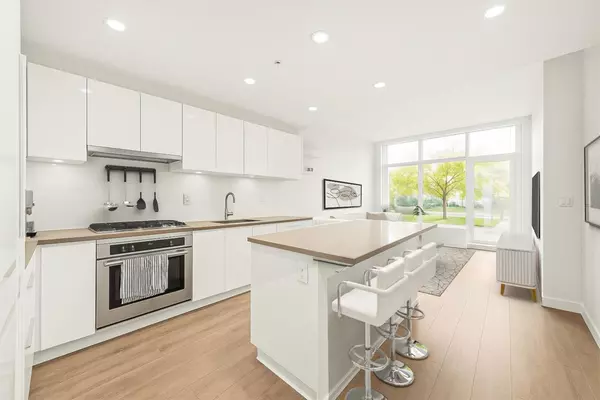 Burnaby, BC V5C 0K8,2388 Madison AVE #305