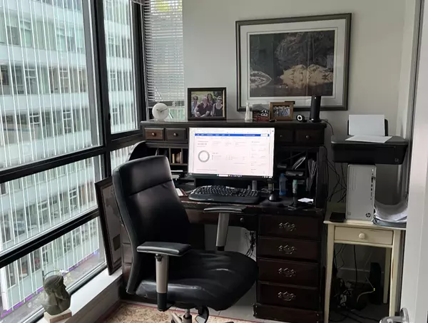 Vancouver, BC V6B 0C7,788 Richards ST #1016