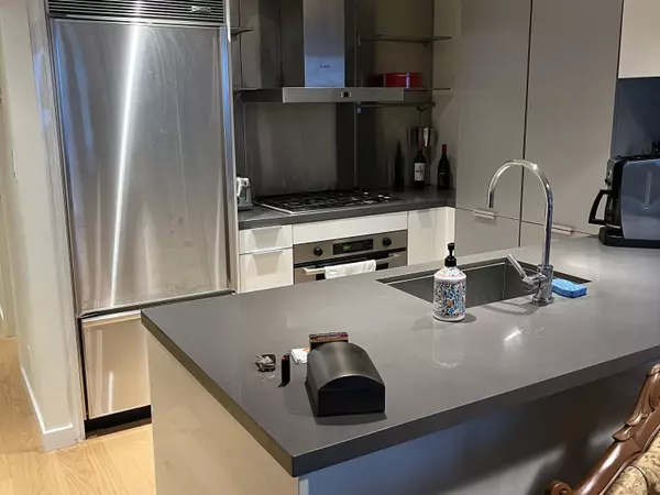 Vancouver, BC V6B 0C7,788 Richards ST #1016