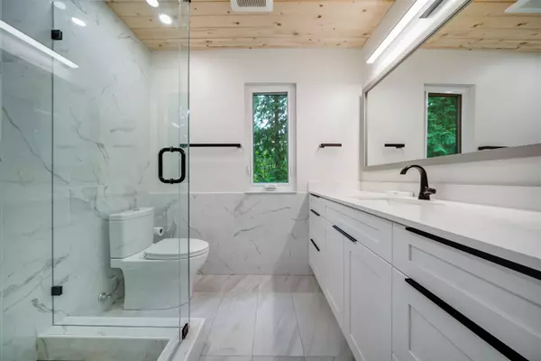 867 Frederick RD North Vancouver, BC V7K 2Y5