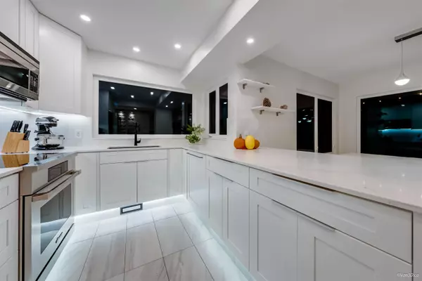 867 Frederick RD North Vancouver, BC V7K 2Y5