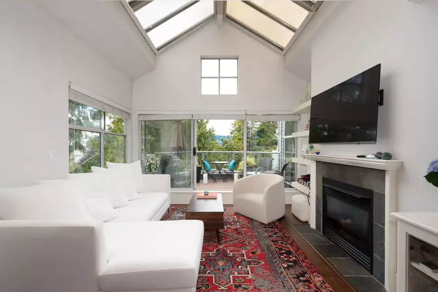 2250 W 3rd AVE #402, Vancouver, BC V6K 1L4