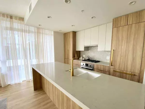 North Vancouver, BC V7J 0E8,2375 Emery CT #103