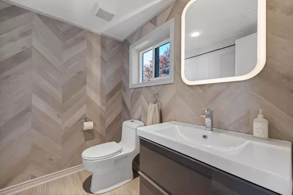 412 E 2nd ST North Vancouver, BC V7L 1C8