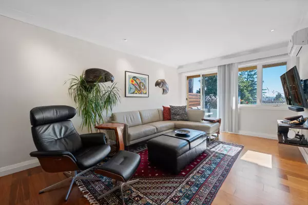 412 E 2nd ST North Vancouver, BC V7L 1C8
