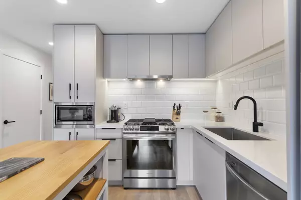 Port Moody, BC V3H 0L4,3018 St George ST #301