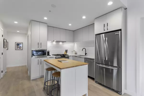 Port Moody, BC V3H 0L4,3018 St George ST #301