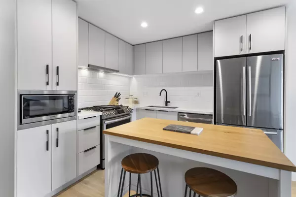 Port Moody, BC V3H 0L4,3018 St George ST #301