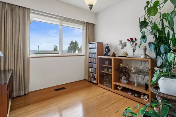 Burnaby, BC V5B 2X3,6825 Hycrest DR