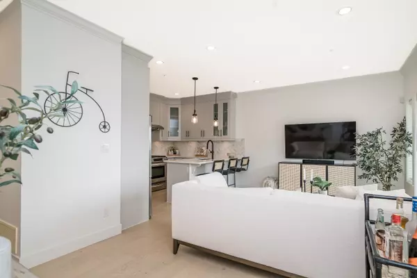 White Rock, BC V4B 3S8,1424 Everall ST #3