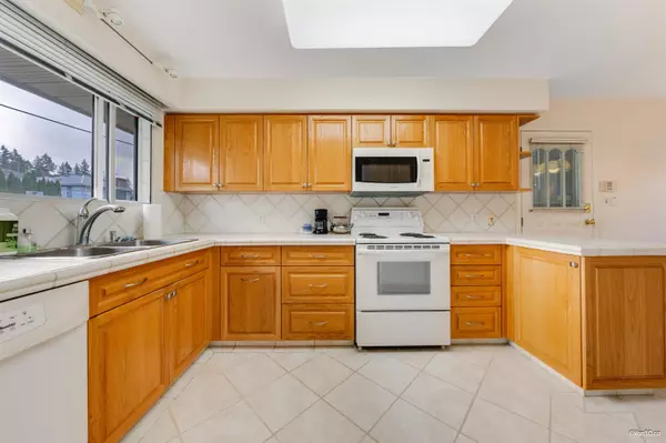 Coquitlam, BC V3J 4T7,854 Kinsac ST