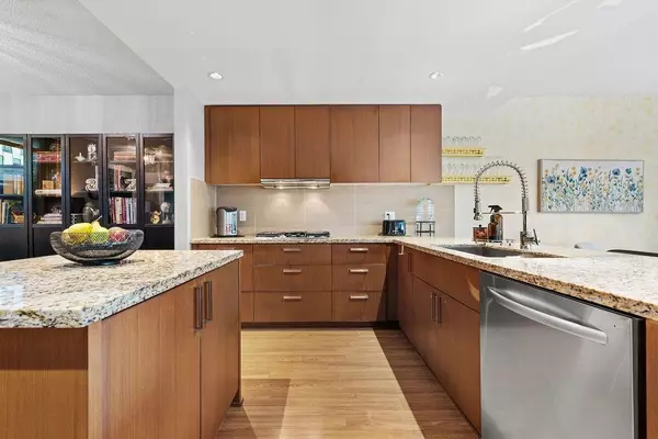 Coquitlam, BC V3B 7W4,1155 The High ST #306