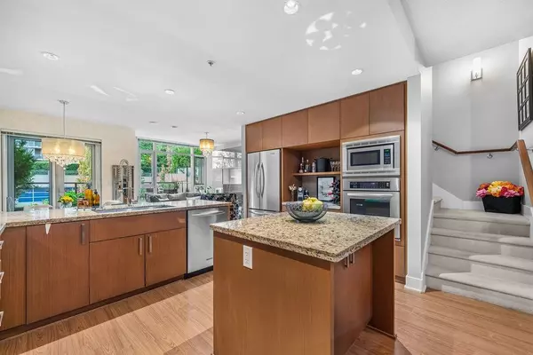 Coquitlam, BC V3B 7W4,1155 The High ST #306