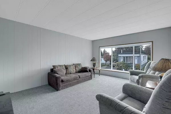 Surrey, BC V4A 2B1,15875 20 AVE #43