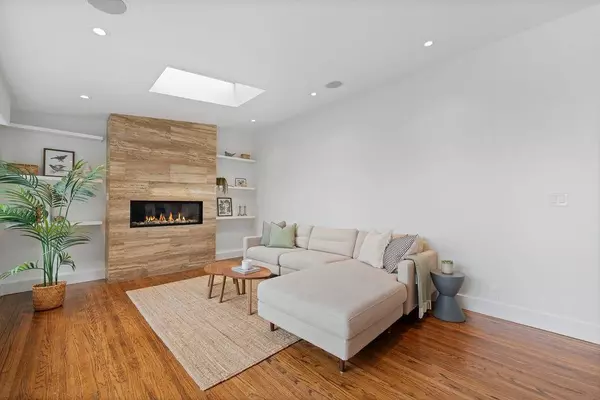 North Vancouver, BC V7R 2B6,727 Crystal CT