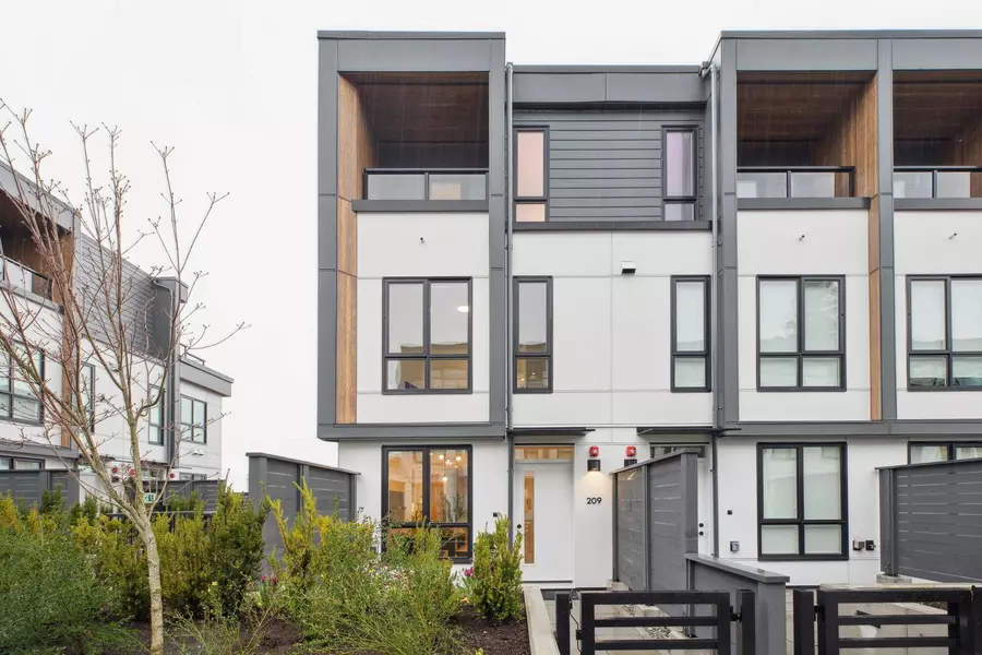 715 Ducklow ST #201, Coquitlam, BC V3J 0P7