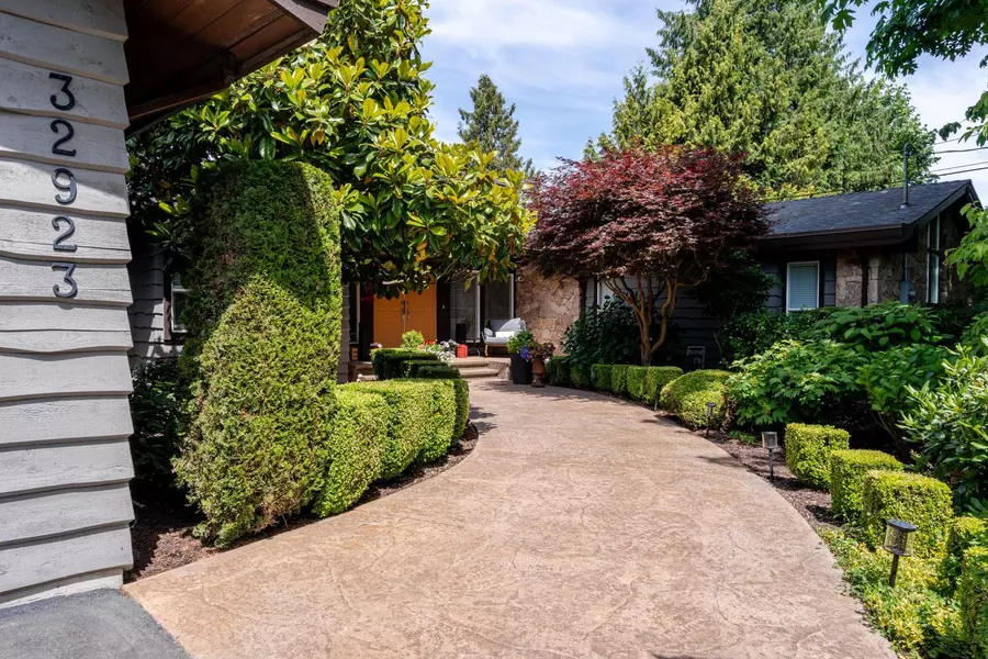 32923 Clayburn RD, Abbotsford, BC V4X 1W7