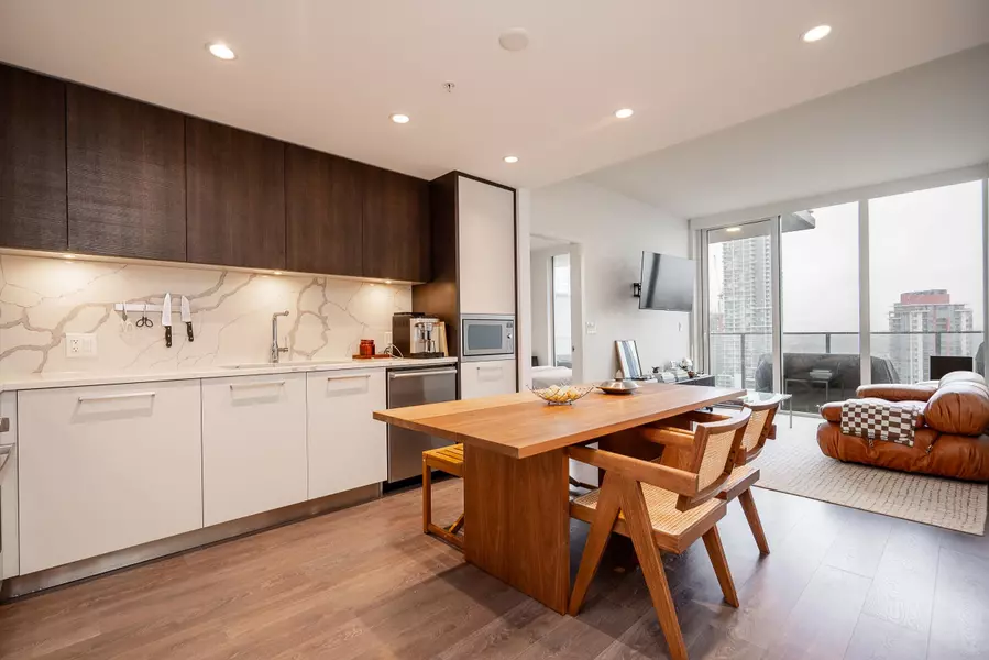 567 Clarke RD #1701, Coquitlam, BC V3J 0K7