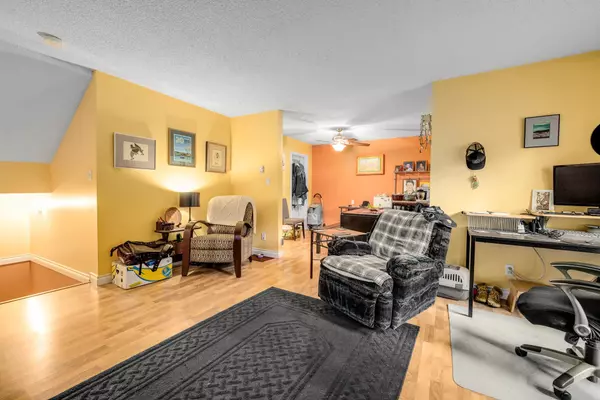 Surrey, BC V3R 6Y2,14810 Holly Park LN