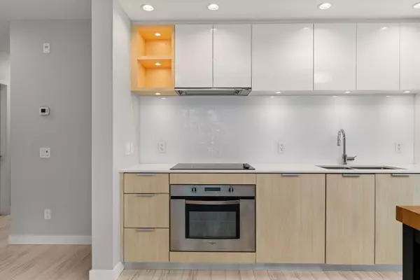 North Vancouver, BC V7L 0C6,111 E 3rd ST #207