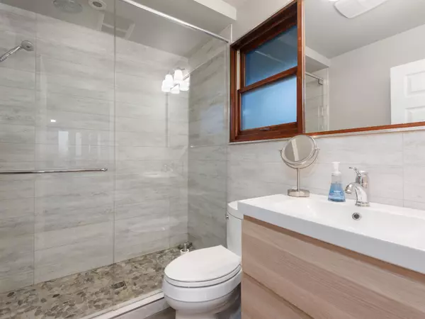 1144 W Keith RD North Vancouver, BC V7P 1Y7