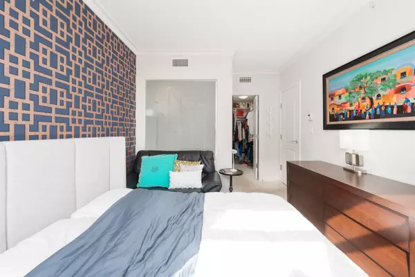 162 Victory Ship WAY #804 North Vancouver, BC V7L 0B4