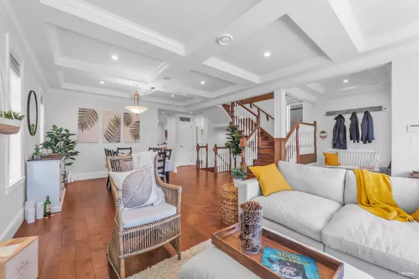 North Vancouver, BC V7M 1V8,338 W 17th ST