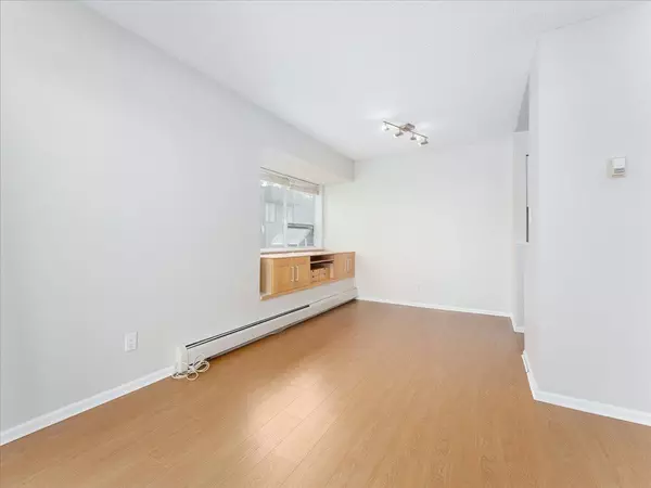 North Vancouver, BC V7M 2N6,1550 Chesterfield AVE #202