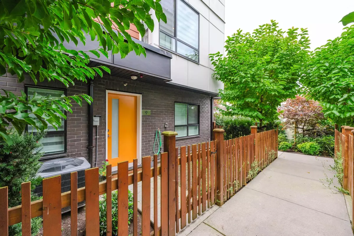 Langley, BC V3A 0M2,19749 55 AVE #9