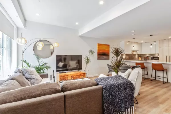 North Vancouver, BC V7L 0H6,237 Ridgeway AVE #6