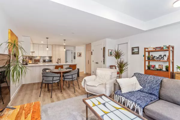 North Vancouver, BC V7L 0H6,237 Ridgeway AVE #6