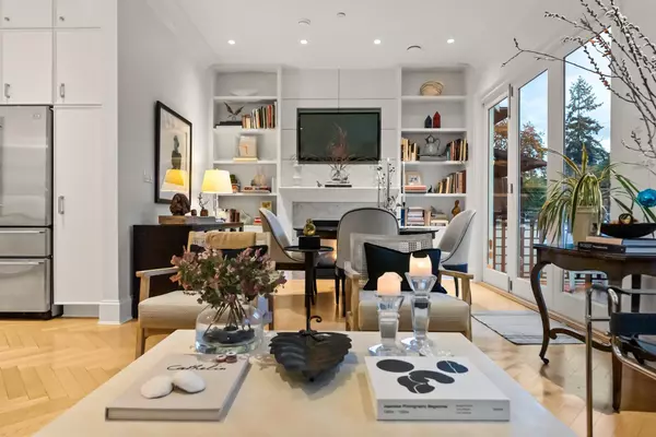 98 W 18th AVE, Vancouver, BC V5Y 2A4