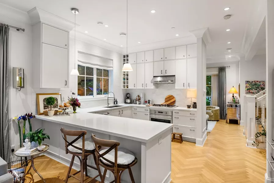 98 W 18th AVE, Vancouver, BC V5Y 2A4