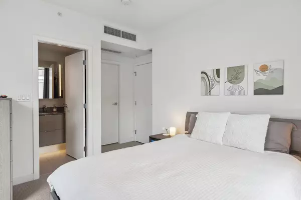 1471 Hunter ST #403 North Vancouver, BC V7J 1H3