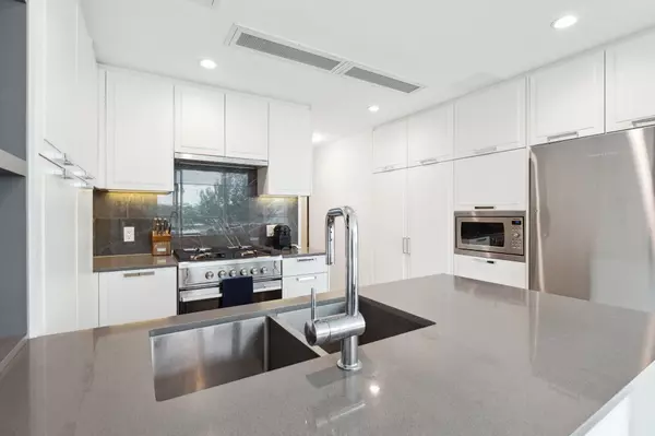 North Vancouver, BC V7J 1H3,1471 Hunter ST #403