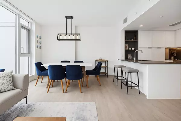 1471 Hunter ST #403 North Vancouver, BC V7J 1H3