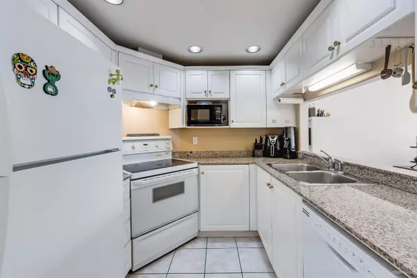 North Vancouver, BC V7M 1J6,177 W 5th ST #104