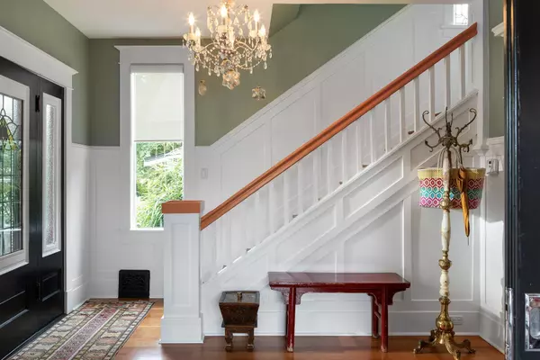 North Vancouver, BC V7L 2H4,529 E 11th ST