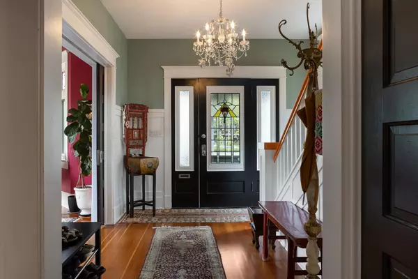 North Vancouver, BC V7L 2H4,529 E 11th ST