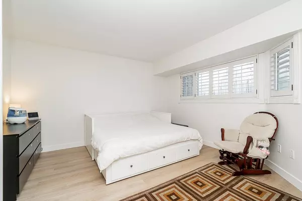 216 E 6th ST #109 North Vancouver, BC V7L 1P5