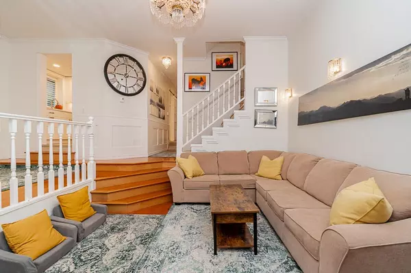 North Vancouver, BC V7L 1P5,216 E 6th ST #109