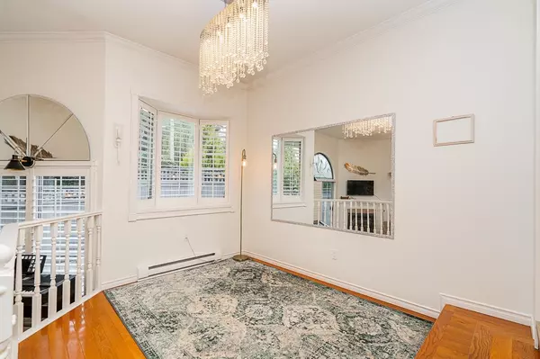 North Vancouver, BC V7L 1P5,216 E 6th ST #109