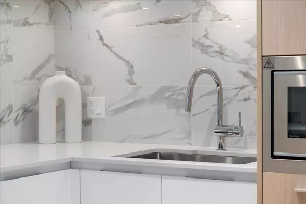 North Vancouver, BC V7J 0E6,1500 Fern ST #2205