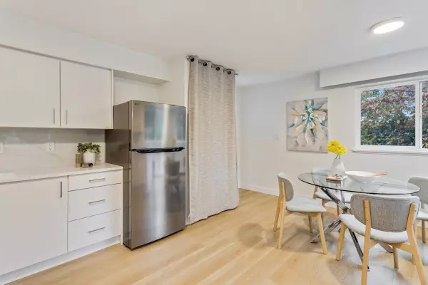 3288 Hoskins RD North Vancouver, BC V7J 3B4