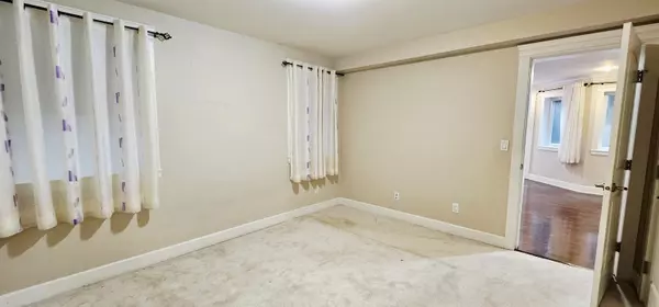 North Vancouver, BC V7R 2J6,888 Canyon BLVD #Lower/