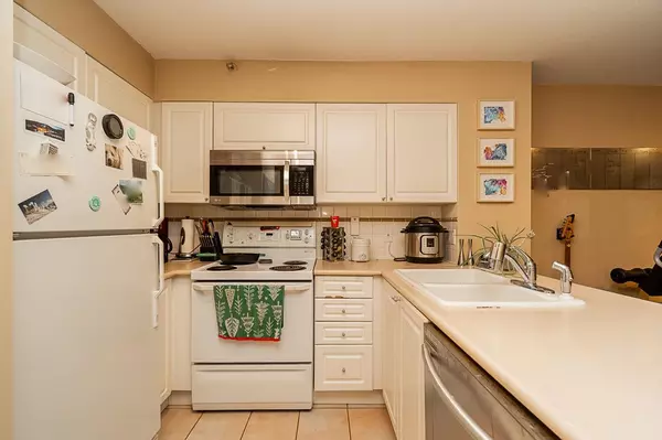 Vancouver, BC V6B 6E4,488 Helmcken ST #807