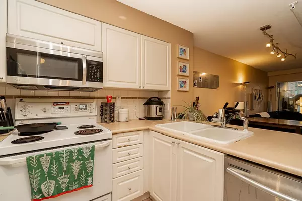 Vancouver, BC V6B 6E4,488 Helmcken ST #807