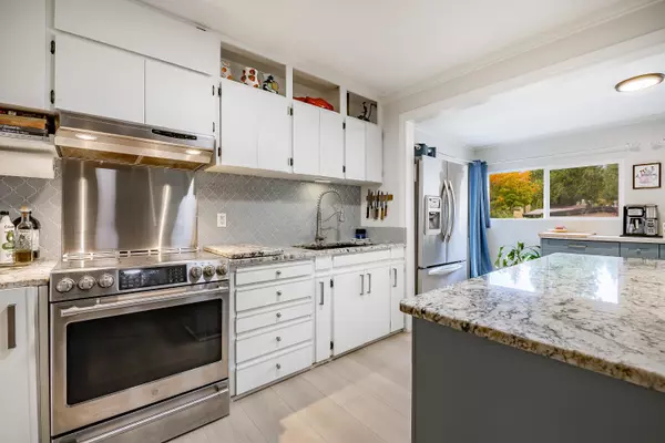 North Vancouver, BC V7K 2A9,3163 Tennyson CRES